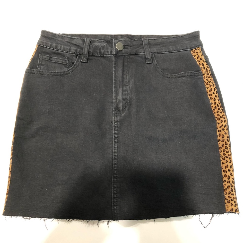 Forever 21 Black and Leopard Print Skirt
